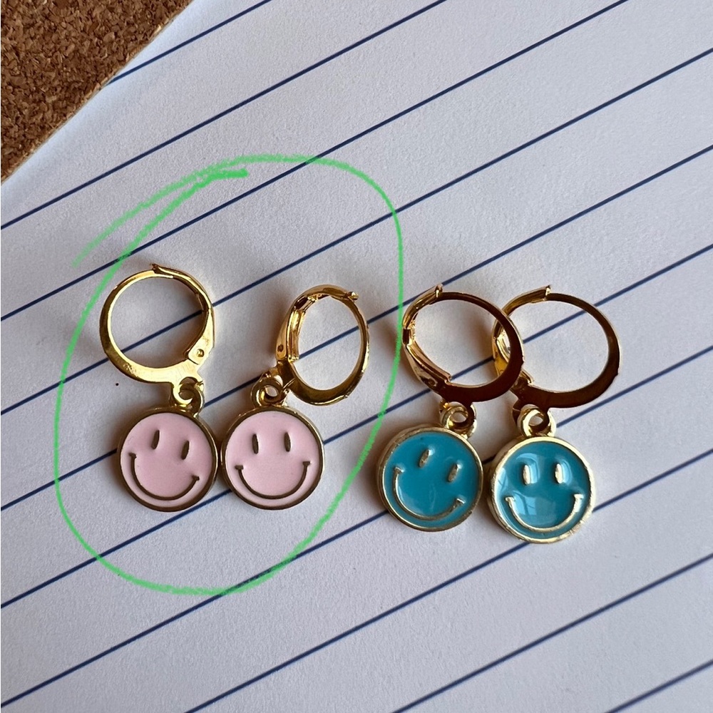 Smiley Face Earrings - Light Pink